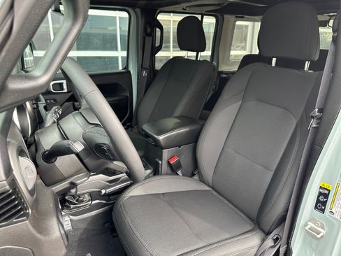 Used 2023 Jeep Wrangler Unlimited w/ Sun & Screen Package AWD/4WD image 14