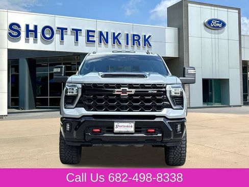 Used 2024 Chevrolet Silverado 2500 ZR2 w/ Technology Package AWD/4WD image 2