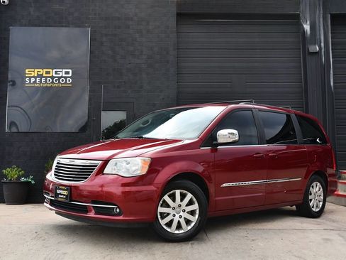Used 2012 Chrysler Town & Country Touring-L w/ Trailer Tow Group FWD image 1
