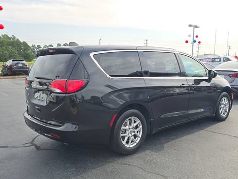 Used 2023 Chrysler Voyager LX FWD image 3