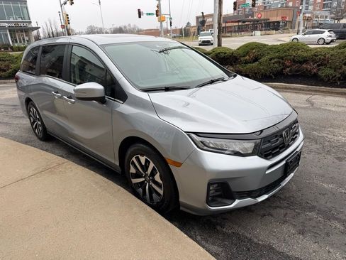 Used 2025 Honda Odyssey EX-L image 3
