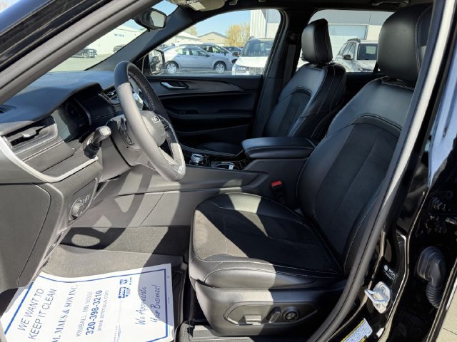Used 2023 Jeep Grand Cherokee Altitude AWD/4WD image 11