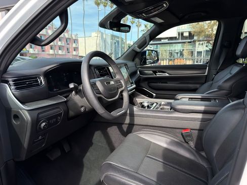 Used 2023 Jeep Wagoneer Series III w/ Flexible Seating Group image 14