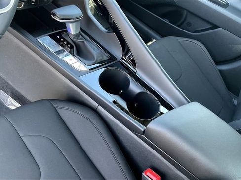 New 2025 Hyundai Elantra SEL image 8