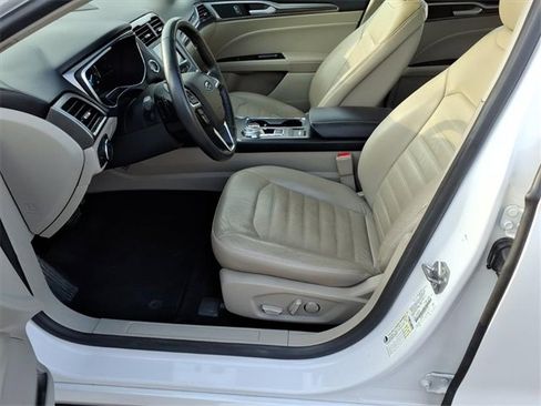 Used 2017 Ford Fusion SE w/ Fusion SE Technology Package image 15