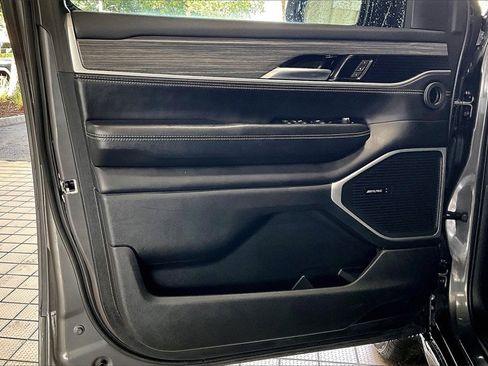 Used 2023 Jeep Wagoneer Series II image 2