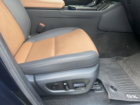 Used 2024 Lexus GX 550 image 11