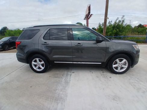 Used 2018 Ford Explorer XLT FWD image 4