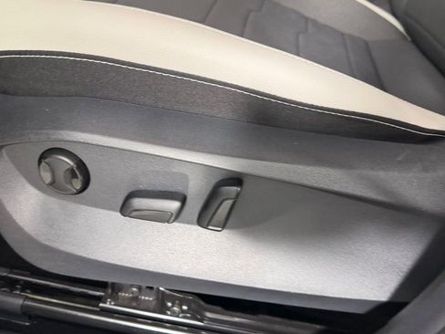 Used 2025 Volkswagen Taos SE image 21