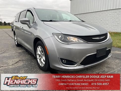 Used 2020 Chrysler Pacifica Touring w/ Tire & Wheel Group image 1