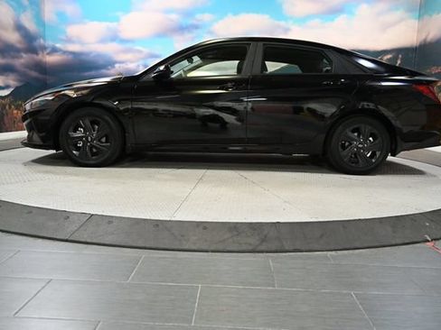 Used 2022 Hyundai Elantra SEL w/ Convenience Package FWD image 4