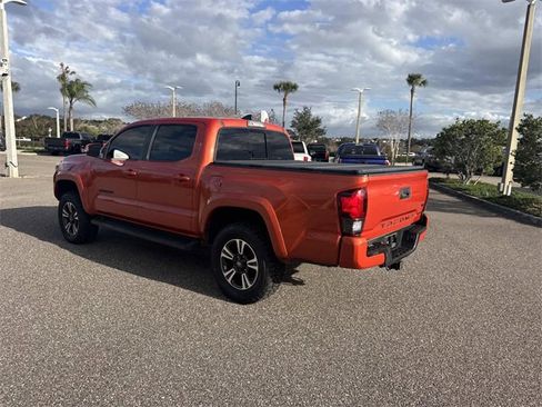 Used 2018 Toyota Tacoma TRD Sport image 6