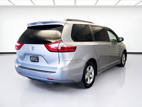 Used 2018 Toyota Sienna LE image 4