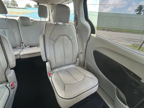 Used 2021 Chrysler Pacifica Limited AWD/4WD image 14