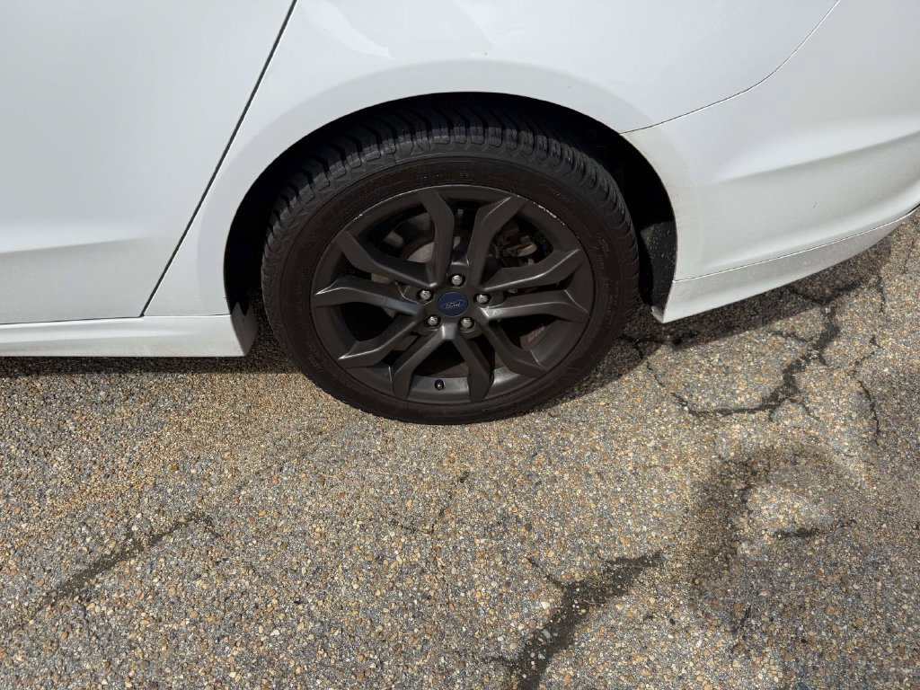 Used 2018 Ford Fusion SE w/ Equipment Group 201A FWD image 9