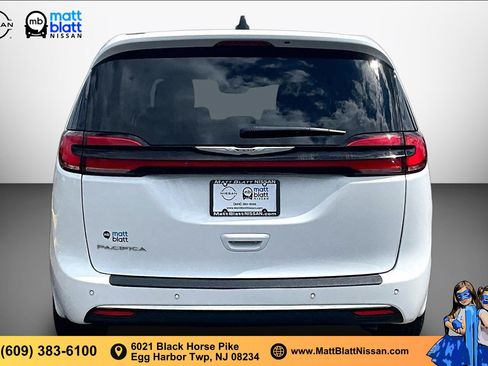 Used 2024 Chrysler Pacifica Touring-L FWD image 3