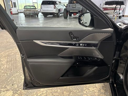 Used 2025 BMW 740i xDrive image 9