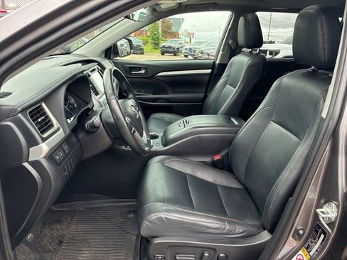 Used 2019 Toyota Highlander XLE AWD/4WD image 17