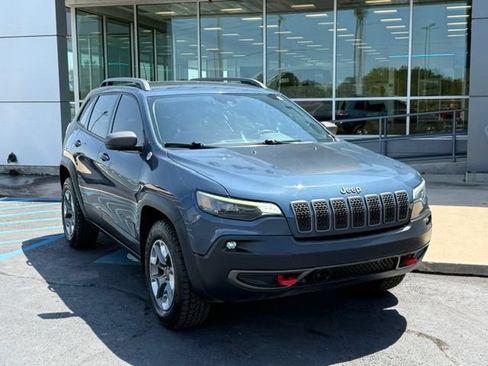 Used 2019 Jeep Cherokee Trailhawk AWD/4WD image 2