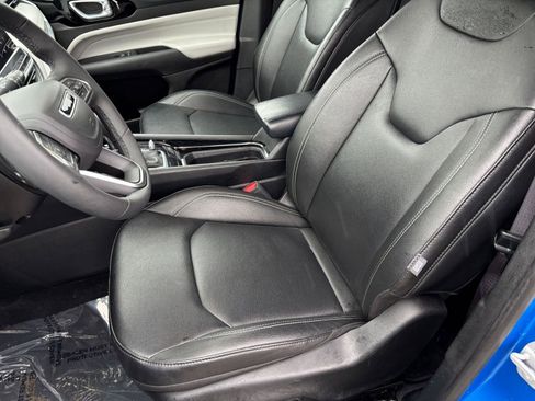 Used 2025 Jeep Compass Limited image 38