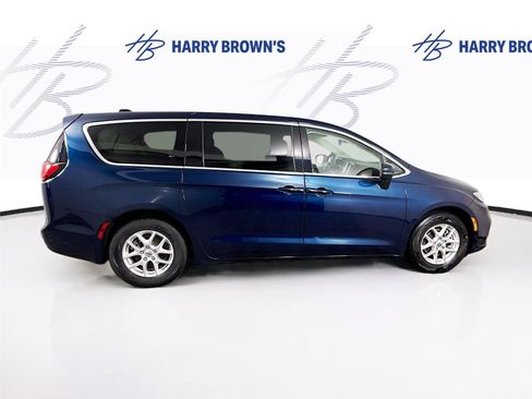 Used 2023 Chrysler Pacifica Touring-L FWD image 32