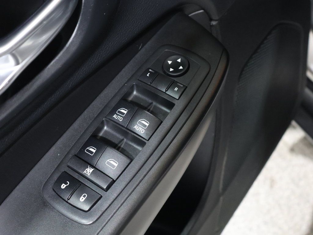 Used 2019 Jeep Cherokee Trailhawk w/ Cold Weather Group AWD/4WD image 14