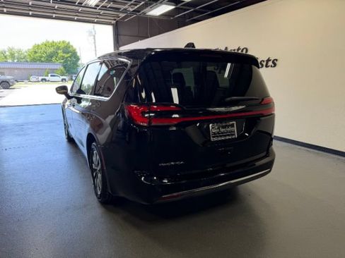 Used 2024 Chrysler Pacifica Limited FWD image 3