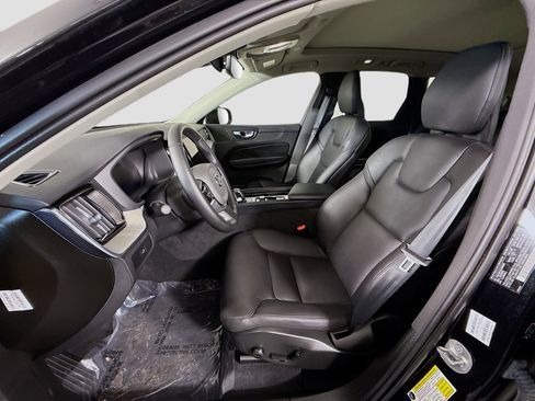 Used 2025 Volvo XC60 B5 Plus image 22