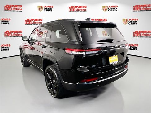 Used 2023 Jeep Grand Cherokee Altitude image 2