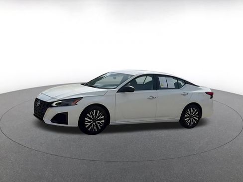 Used 2025 Nissan Altima 2.5 SV FWD image 8