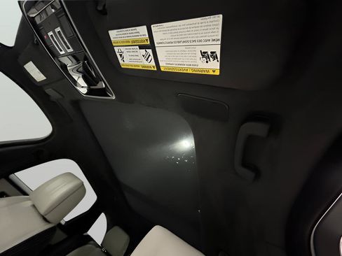 Used 2018 Land Rover Range Rover Velar R-Dynamic HSE image 26