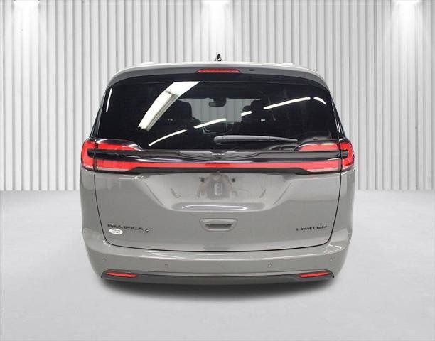 Certified 2025 Chrysler Pacifica Limited FWD image 4