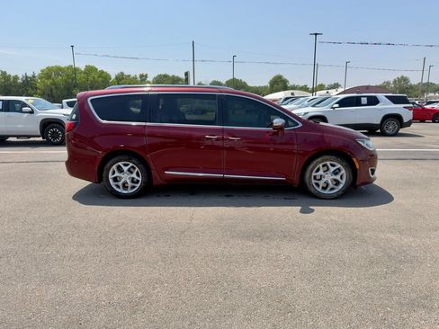 Used 2020 Chrysler Pacifica Limited FWD image 3