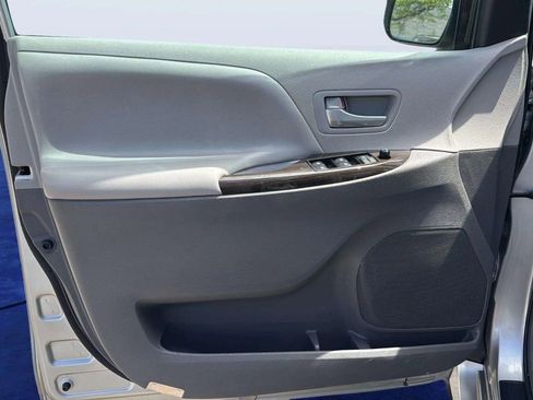 Used 2019 Toyota Sienna XLE w/ XLE Navigation Package AWD/4WD image 22