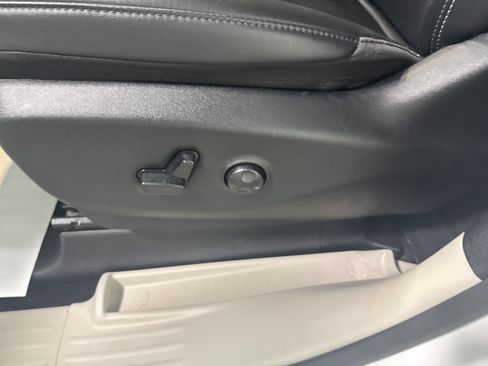 Used 2024 Chrysler Pacifica Touring-L FWD image 16