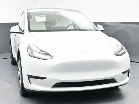 Used 2022 Tesla Model Y Long Range image 3