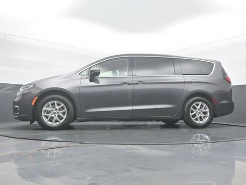 Used 2023 Chrysler Pacifica Touring-L FWD image 45