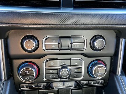 Used 2023 Chevrolet Suburban Premier image 15