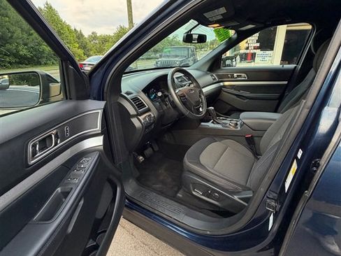 Used 2017 Ford Explorer XLT w/ Equipment Group 201A AWD/4WD image 10