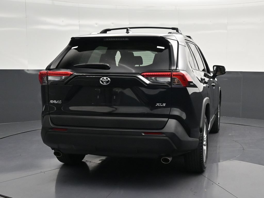 Used 2020 Toyota RAV4 XLE w/ Convenience Package FWD image 2