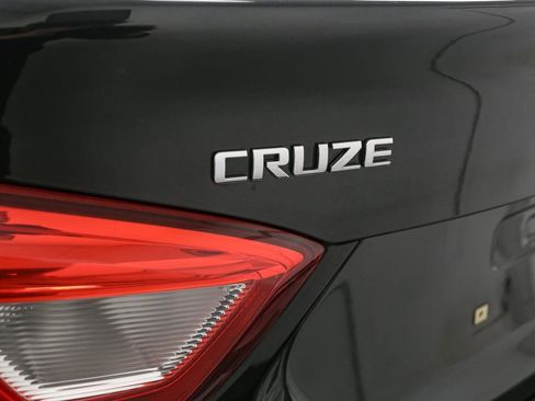 Used 2018 Chevrolet Cruze LT FWD image 10