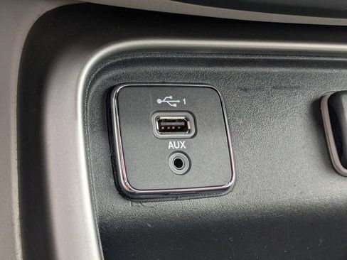 Used 2018 Jeep Compass Latitude w/ Popular Equipment Group FWD image 8