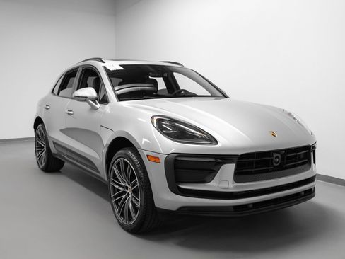 Certified 2026 Porsche Macan image 10