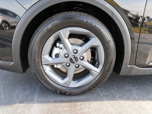 New 2025 Kia K4 LXS image 13