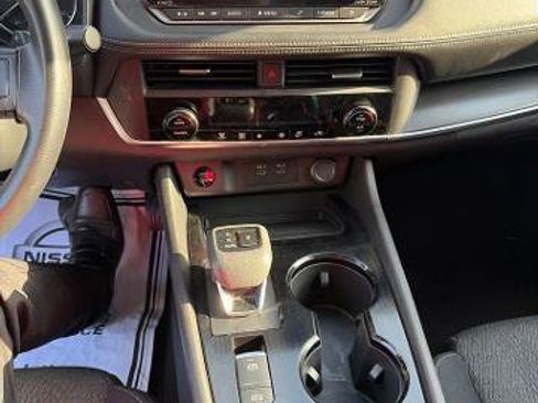Certified 2024 Nissan Rogue SV FWD image 22