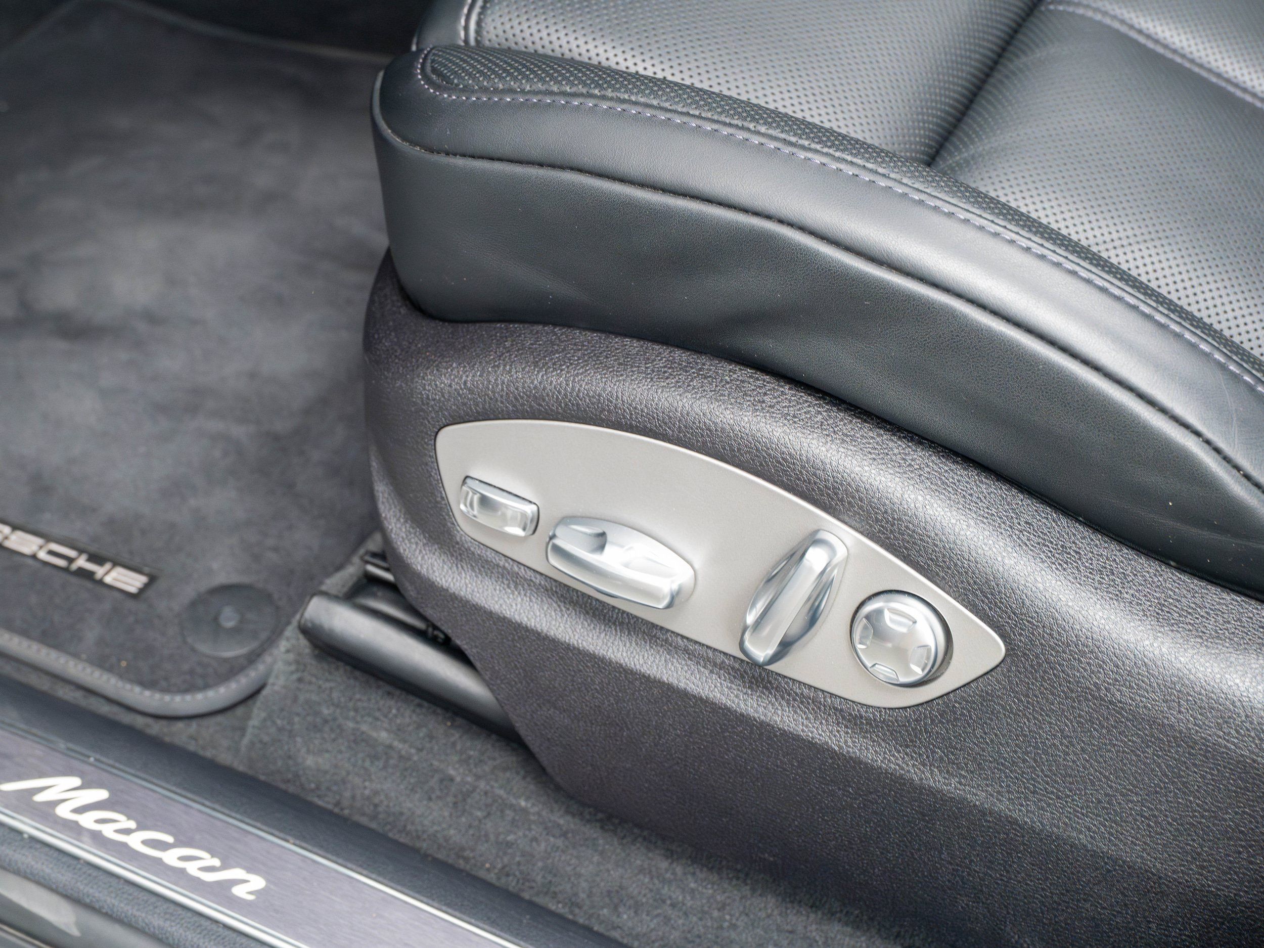 Certified 2026 Porsche Macan AWD/4WD image 28