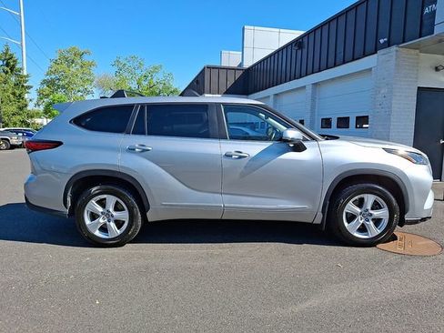 Used 2023 Toyota Highlander LE AWD/4WD image 7