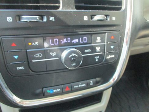 Used 2014 Chrysler Town & Country Touring FWD image 32