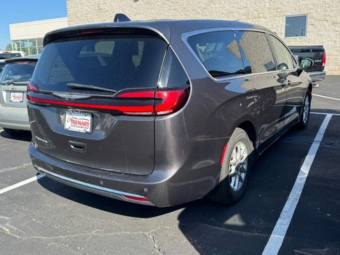 Used 2023 Chrysler Pacifica Touring-L FWD image 3