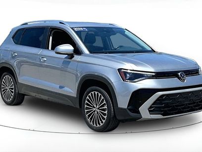 Used 2025 Volkswagen Taos SE w/ Panoramic Sunroof Package
